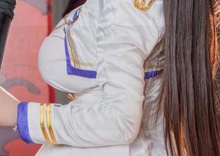 KANEKO咔喵的透明兔女郎COS：这身衣服是用什么材质做的，透了影响视线吗？