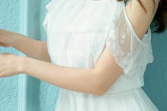 UGirls尤果网 – 颜爱泽的双人原图：你以为只是合影，其实暗藏千里之外的段子！