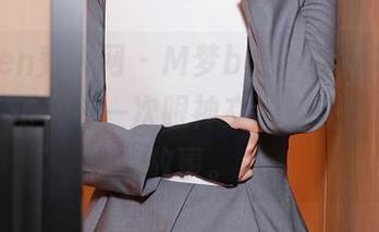 Xiuren秀人网 – M梦baby的全套制服作品，仿佛每一次眼神交流都在悄悄诉说故事。