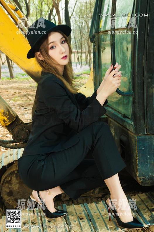 丽柜-晴晴 丽柜 - 在家也能当模特:晴晴的居家写真与让人忍不住的壁纸风潮!