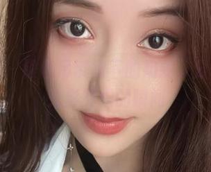 微密圈 – 银色吊带裙下的奶雯，分享那些光影交织的瞬间