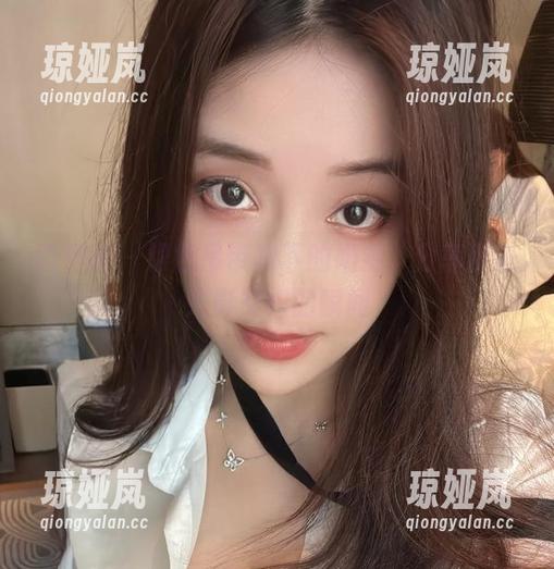 微密圈 - 银色吊带裙下的奶雯，分享那些光影交织的瞬间