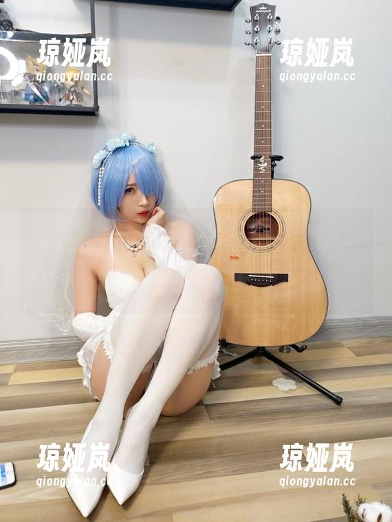 小女巫露娜 户外小红裙:看小女巫露娜如何用高清展示她的cos魅力,阳光下,她就是最闪耀的风景。