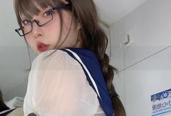 当小泉学姐吖化身风纪委员，原图带你见证她私底下的幽默，精选出击！
