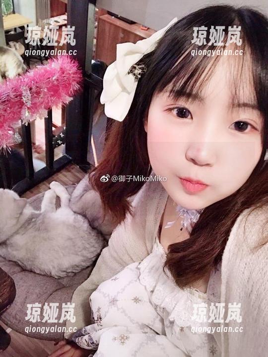 御子Yumiko “御子Yumiko的白裙:裙摆摇曳之间,你准备好被她迷住了吗?”——写真集分享