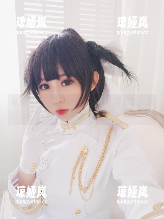 是依酱呀 私拍揭秘:学姐的背影让我无限想象,是依酱呀的巧妙捕捉!