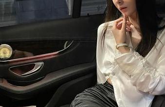 微密圈 – 是小逗逗女孩说：她的写真集能让你怀疑人生，快来下载吧！