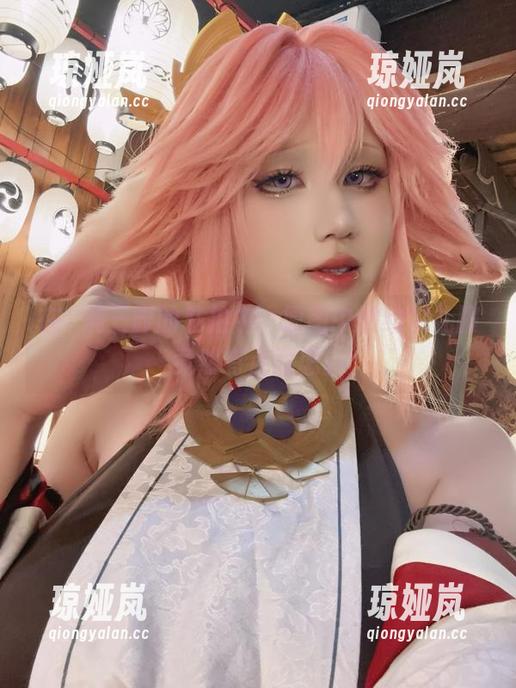 桜满三时 在桜满三时的私拍中,原图中的约尔礼服竟然有点意思。