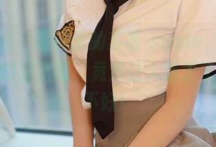模范学院 – 写真里的苏西-susie，白衬衫叠出来的层次感，竟然让人想歪了，这可不好！