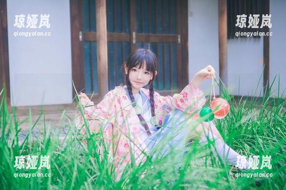 樱群 樱群的作品集:谁说睡衣只能在床上穿?来看看这场“家里”的时尚秀。