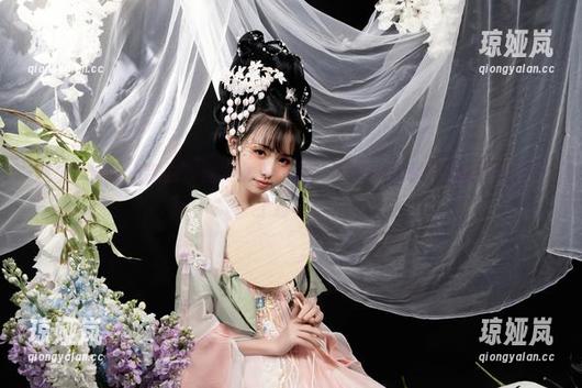 爆机少女喵小吉发布最新女王作品，仿佛一瞬间世界都为她停下了脚步！