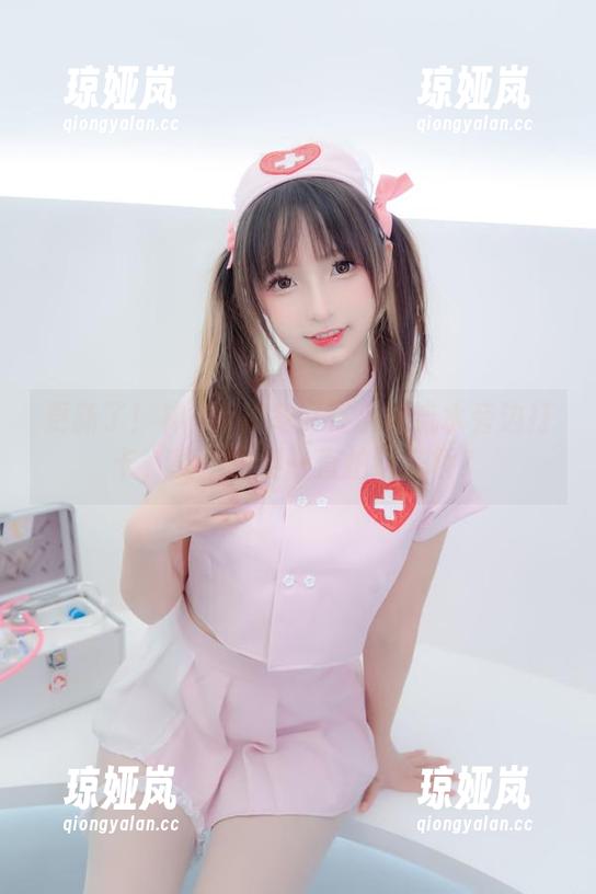 神楽坂真冬 更新了!神楽坂真冬又在小桥流水旁边打卡,能不能别一直拍这条桥?