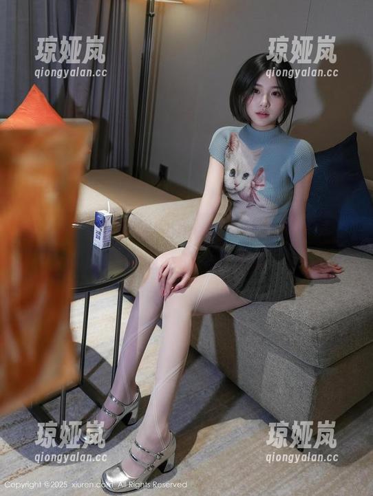 秀人网 - 杨晨晨Yome的黑丝美腿写真，为生活调味的一抹神秘。