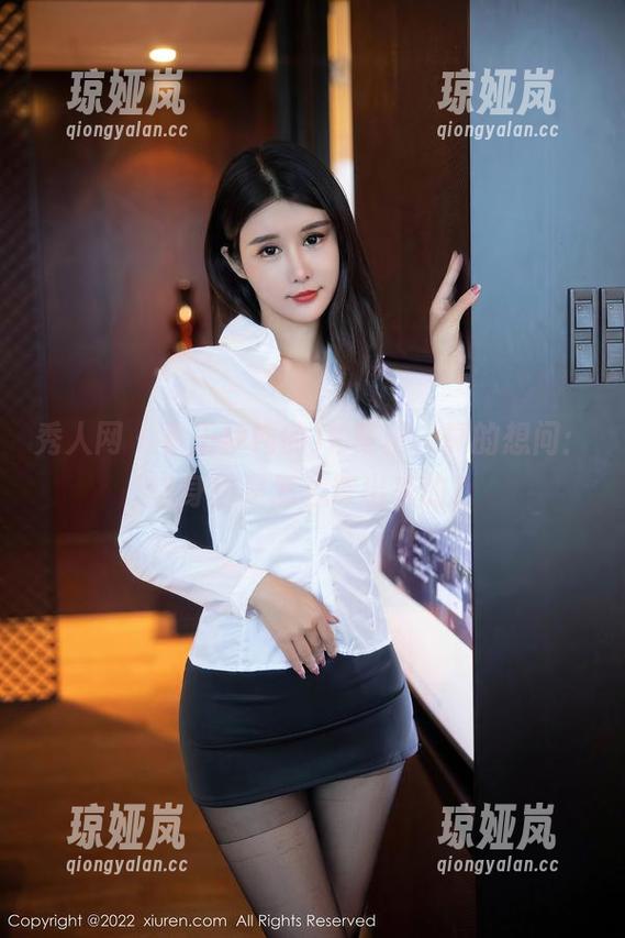秀人网 - 看王伊纯的JK写真，真的想问：这身材是怎么练出来的？
