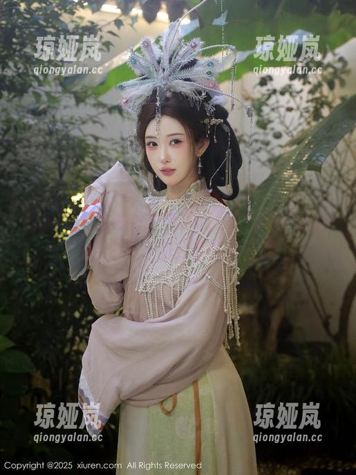 秀人网 - 白衬衫的奇妙旅程，糯美子Mini给你带来的分享套图惊喜