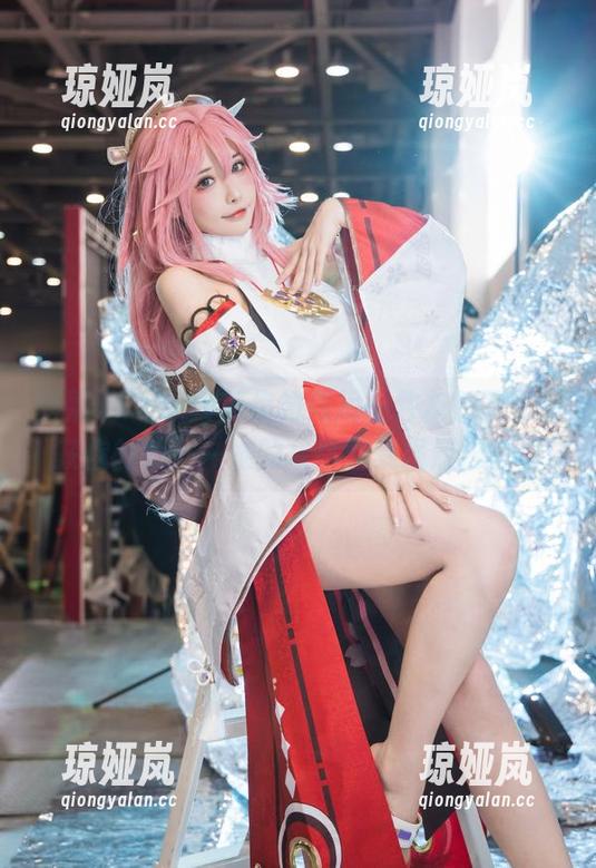 糖果果Candy教你如何用一件灰色卫衣俘获你的心——她的写真图集强烈推荐！