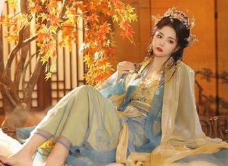 苏嫣嫣阿姨蓝色连衣裙的美图，果然是红唇与优雅的完美邂逅，这套图值回票价！