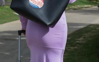 魔镜街拍 – 我的心已经被凯恩在线的作品点燃了，谁来灭火？