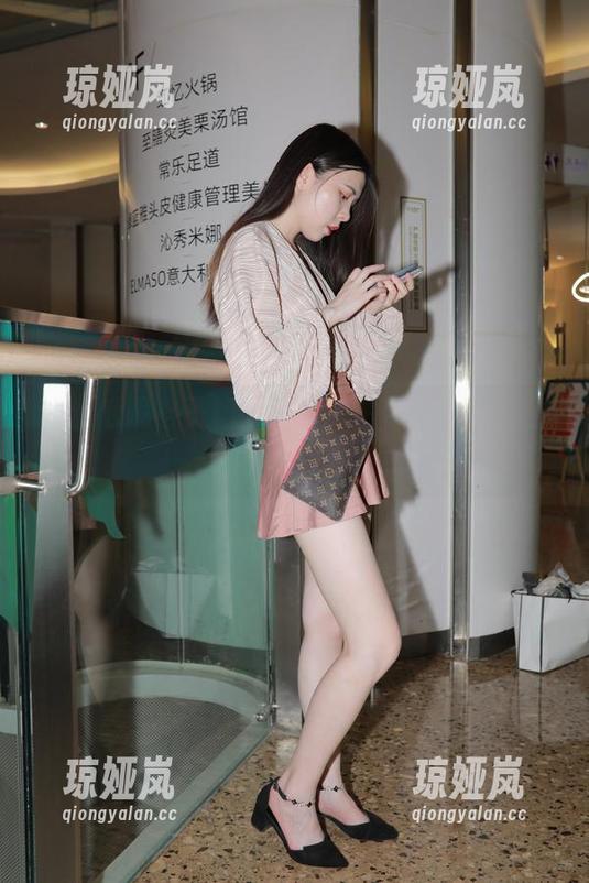 魔镜街拍 黑丝毛呢格子裙,魔镜街拍带你领略,别忘了下载哦!