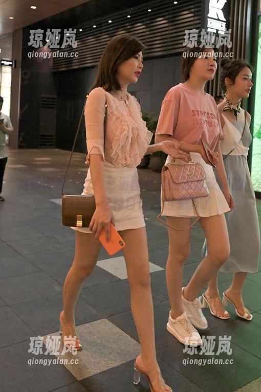 魔镜街拍：看！高清图集里的黑丝改良旗袍少妇，这种自信我也是醉了