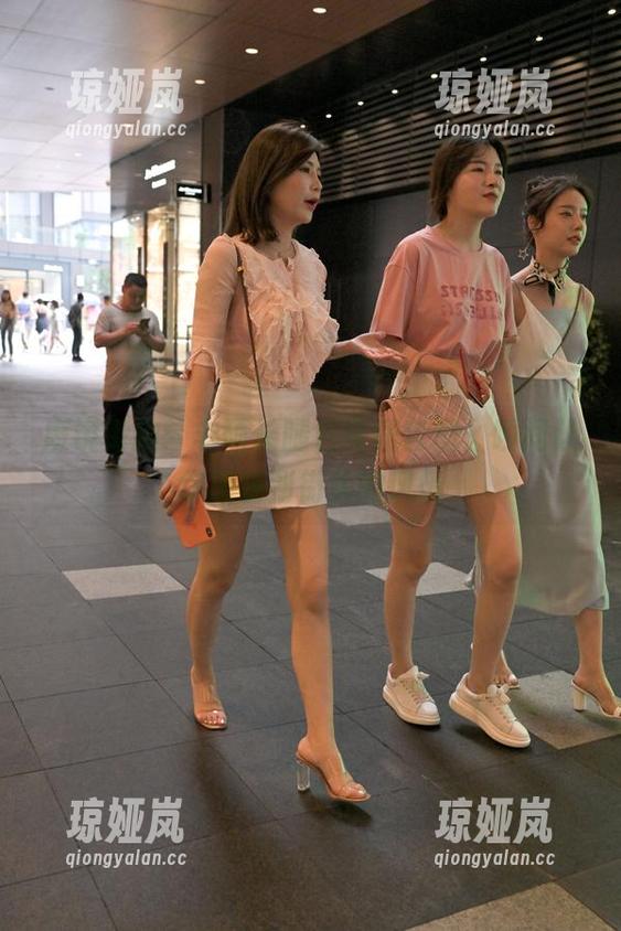 魔镜街拍：丰硕长腿包臀裙套图，瞬间让你感受到街头的风情