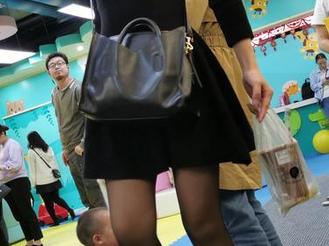 魔镜街拍：黑色丝袜职业装女郎，图库里职场魅力难以抗拒