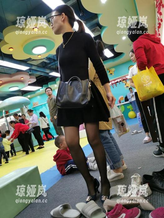 魔镜街拍 魔镜街拍:黑色丝袜职业装女郎,图库里职场魅力难以抗拒
